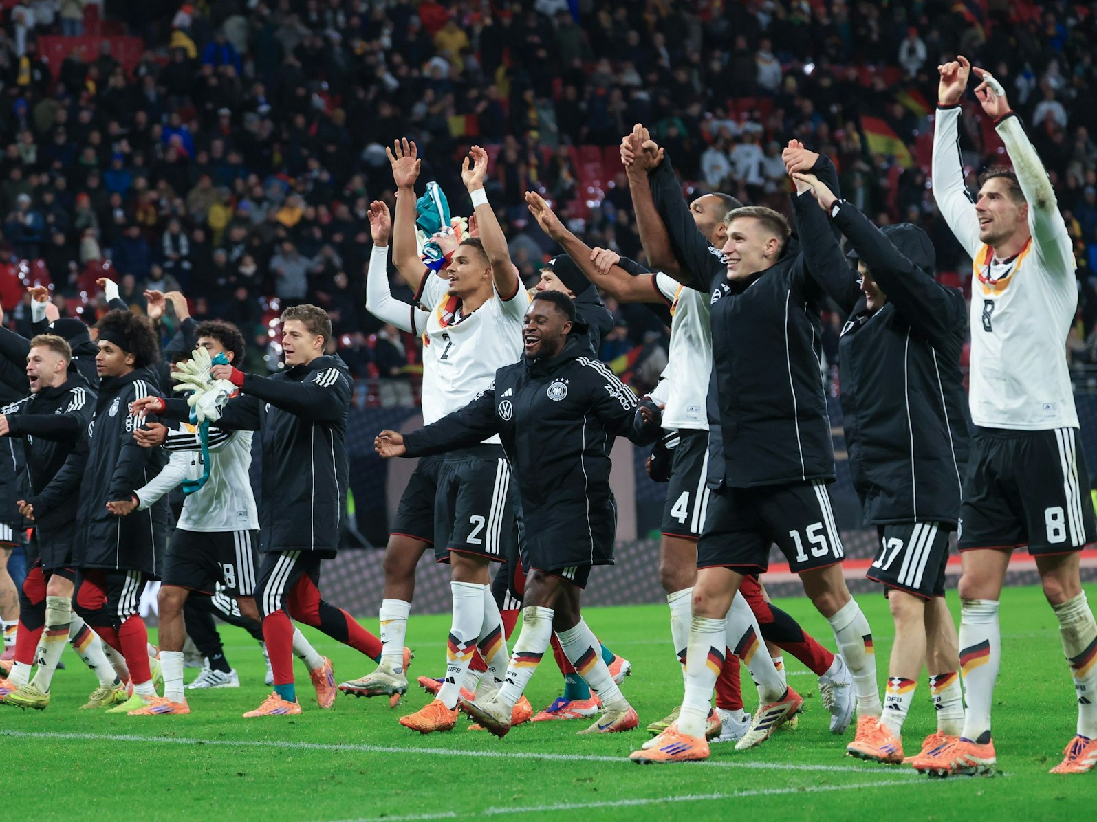 Das DFB-Team reagiert nach dem Spiel.