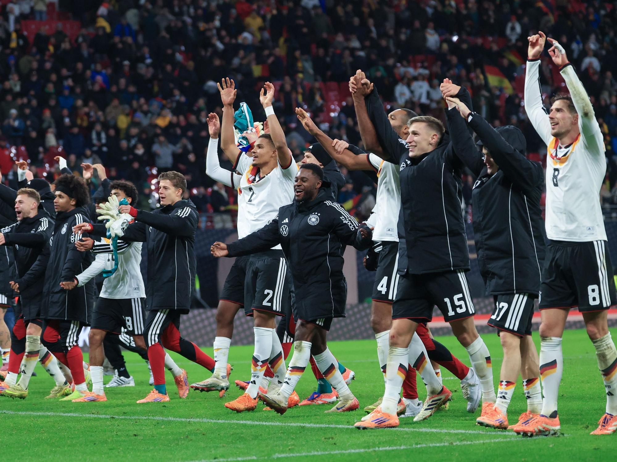 Das DFB-Team reagiert nach dem Spiel.