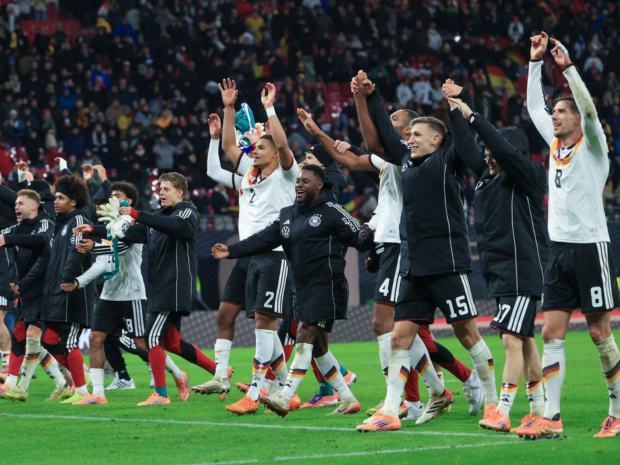 Das DFB-Team reagiert nach dem Spiel.