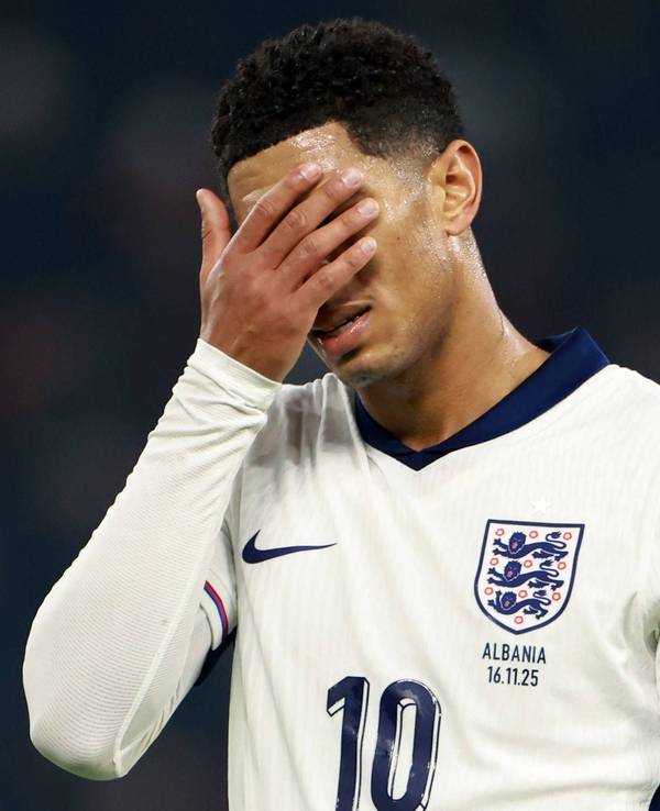 Jude Bellingham hadert bei einem England-Spiel und schlägt sich die Hand vors Gesicht.