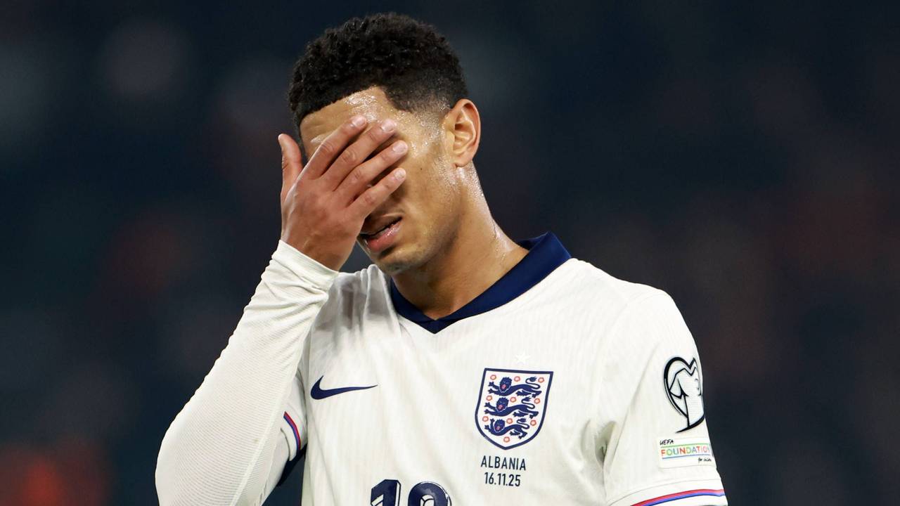 Jude Bellingham hadert bei einem England-Spiel und schlägt sich die Hand vors Gesicht.