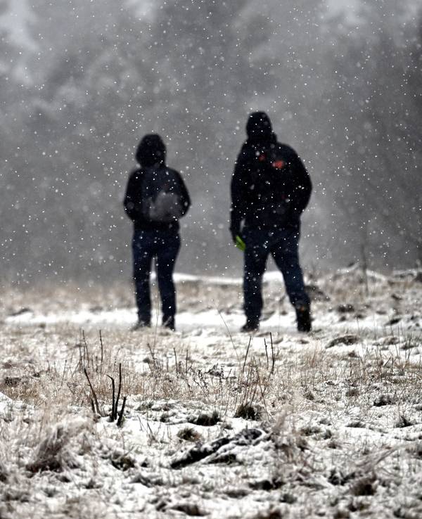 Wanderer gehen auf dem Kahlen Asten durch die Schneelandschaft. Nach einem kalten Start in die neue Woche sind im Sauerland die ersten Schneeflocken gefallen.