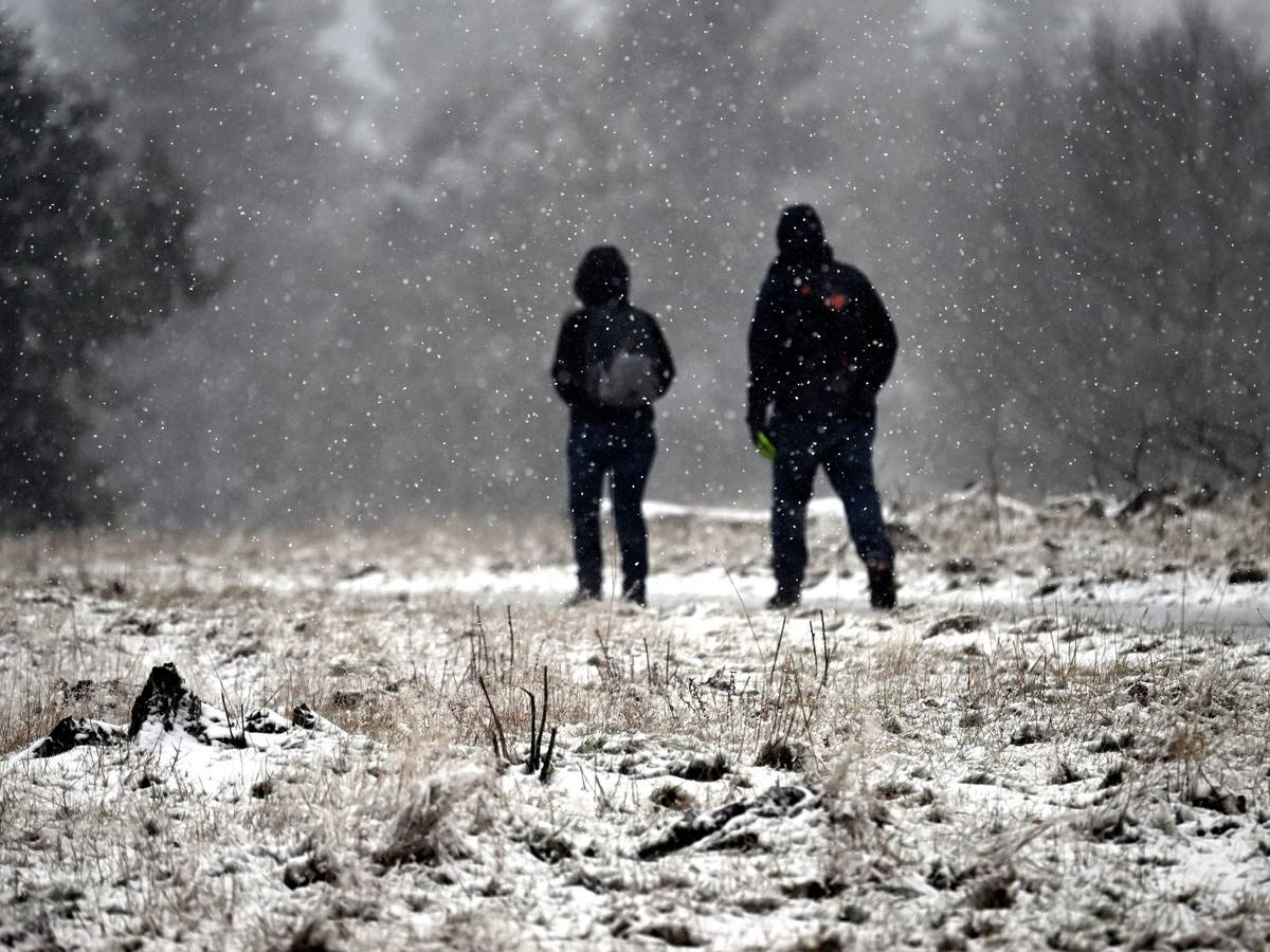 Wanderer gehen auf dem Kahlen Asten durch die Schneelandschaft. Nach einem kalten Start in die neue Woche sind im Sauerland die ersten Schneeflocken gefallen.