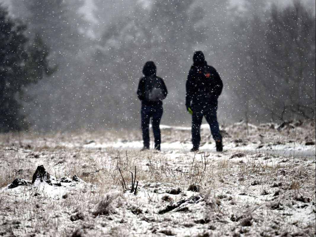 Wanderer gehen auf dem Kahlen Asten durch die Schneelandschaft. Nach einem kalten Start in die neue Woche sind im Sauerland die ersten Schneeflocken gefallen.