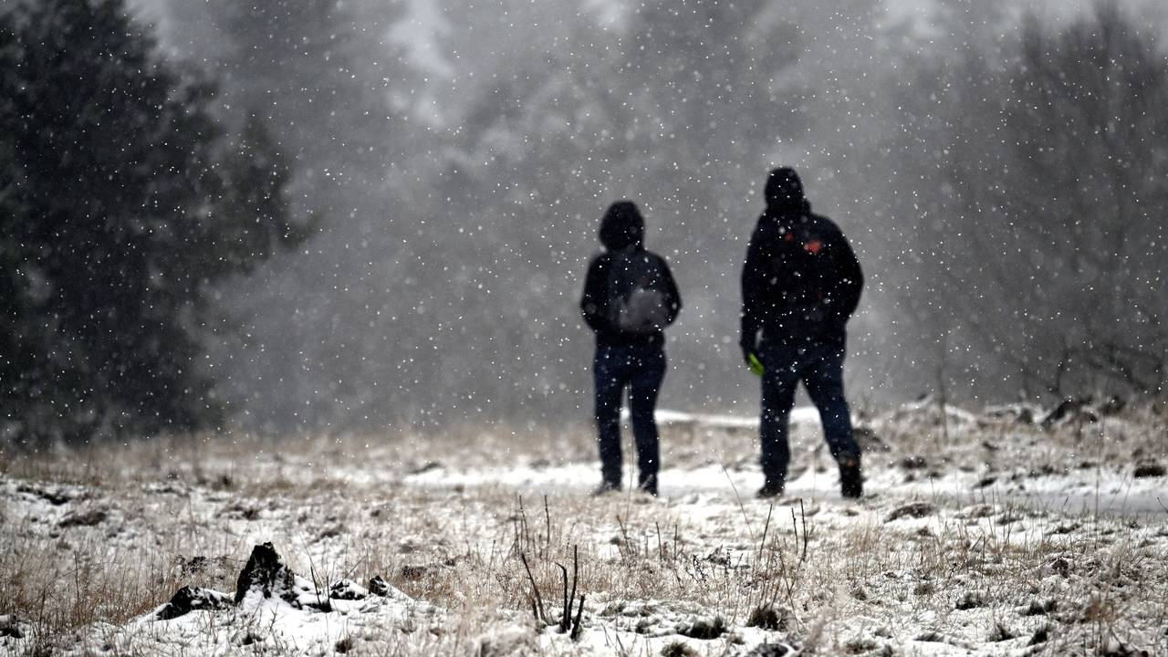 Wanderer gehen auf dem Kahlen Asten durch die Schneelandschaft. Nach einem kalten Start in die neue Woche sind im Sauerland die ersten Schneeflocken gefallen.