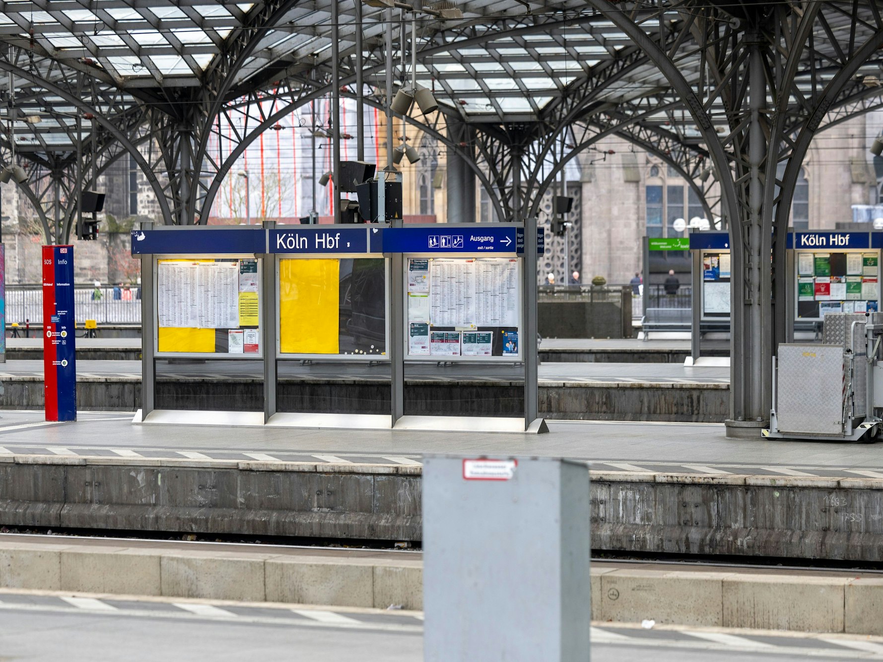 Der leere Kölner Hauptbahnhof: Die Deutsche Bahn hat mit den Bauarbeiten für ein neues Stellwerk begonnen, die bis zum Morgen des 24. November andauern.