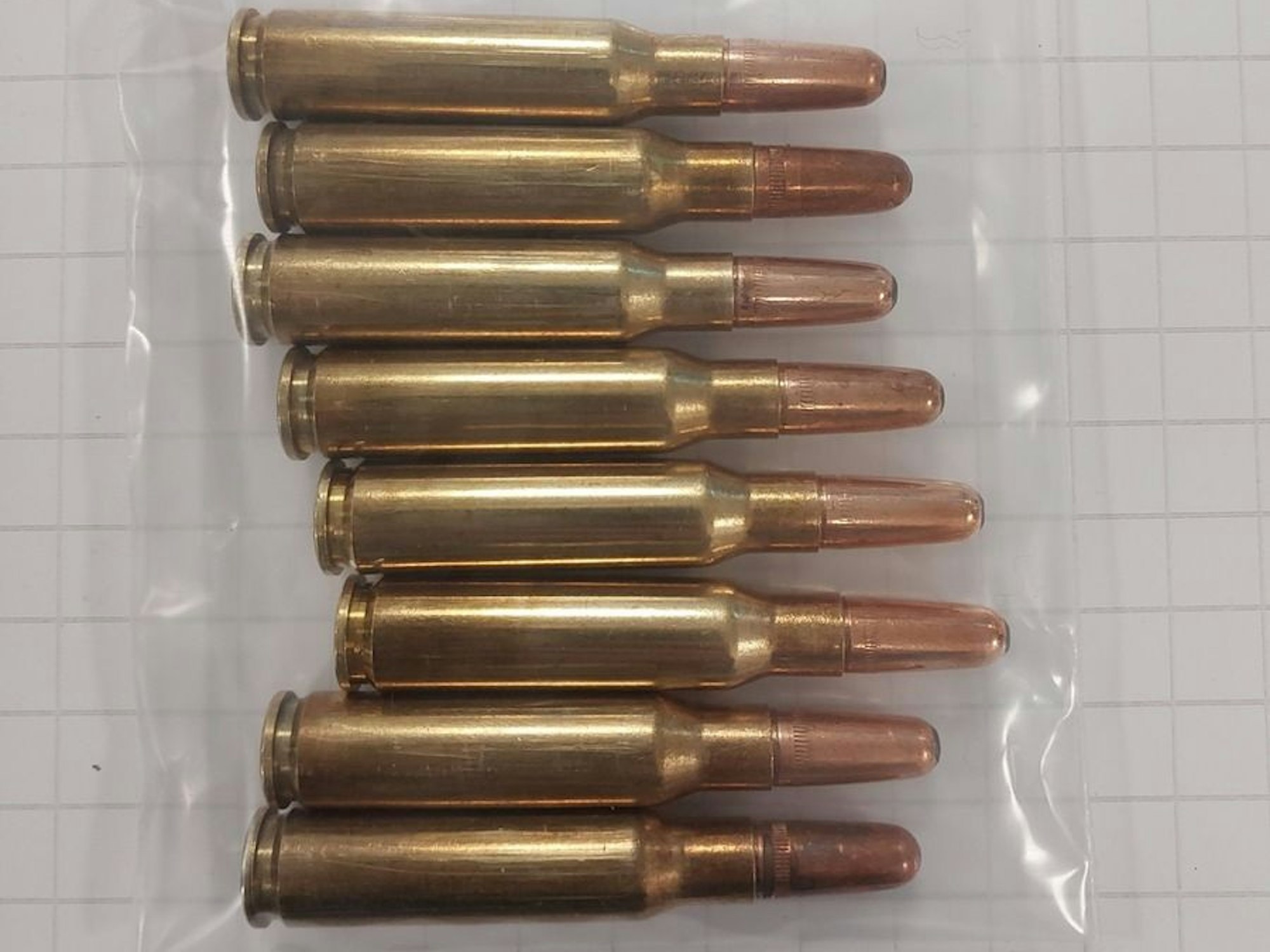 Acht Patronen liegen auf einem Tisch, nachdem sie im Handgepäck eines Reisenden am Flughafen Köln/Bonn gefunden wurden.