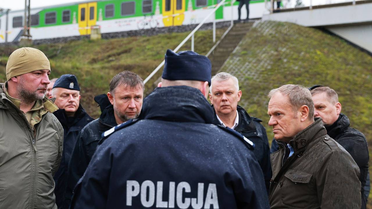 Polens Ministerpräsident Donald Tusk (2.v.r) besichtigt die durch Sabotage beschädigte Eisenbahnstrecke unweit der Ortschaft Mika.