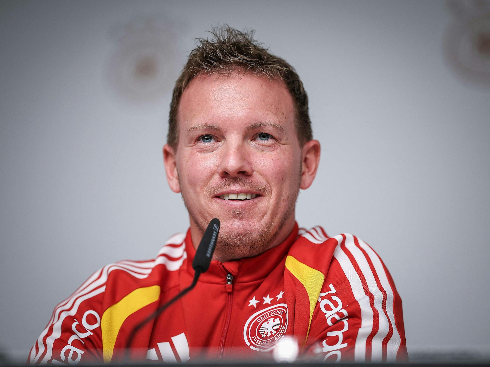 Julian Nagelsmann beantwortet Fragen bei der Pressekonferenz.