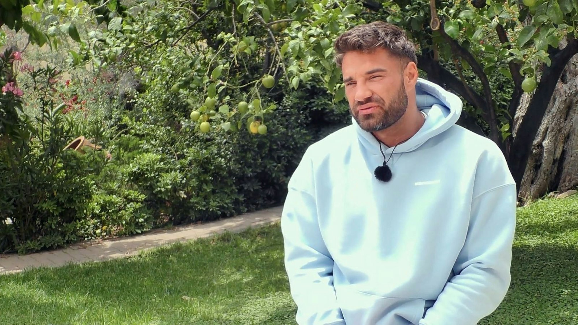 Aleks grübelt, was alles falsch gelaufen ist - bei seiner Verlobten. (Bild: RTL)