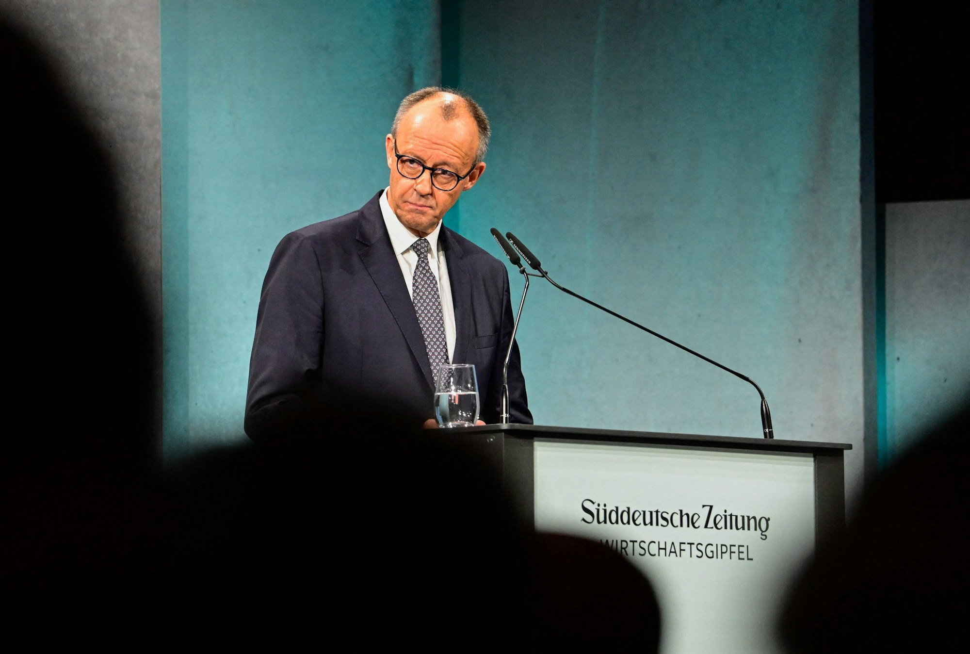 Bundeskanzler Friedrich Merz (CDU) spricht beim Wirtschaftsgipfel der Süddeutschen Zeitung.