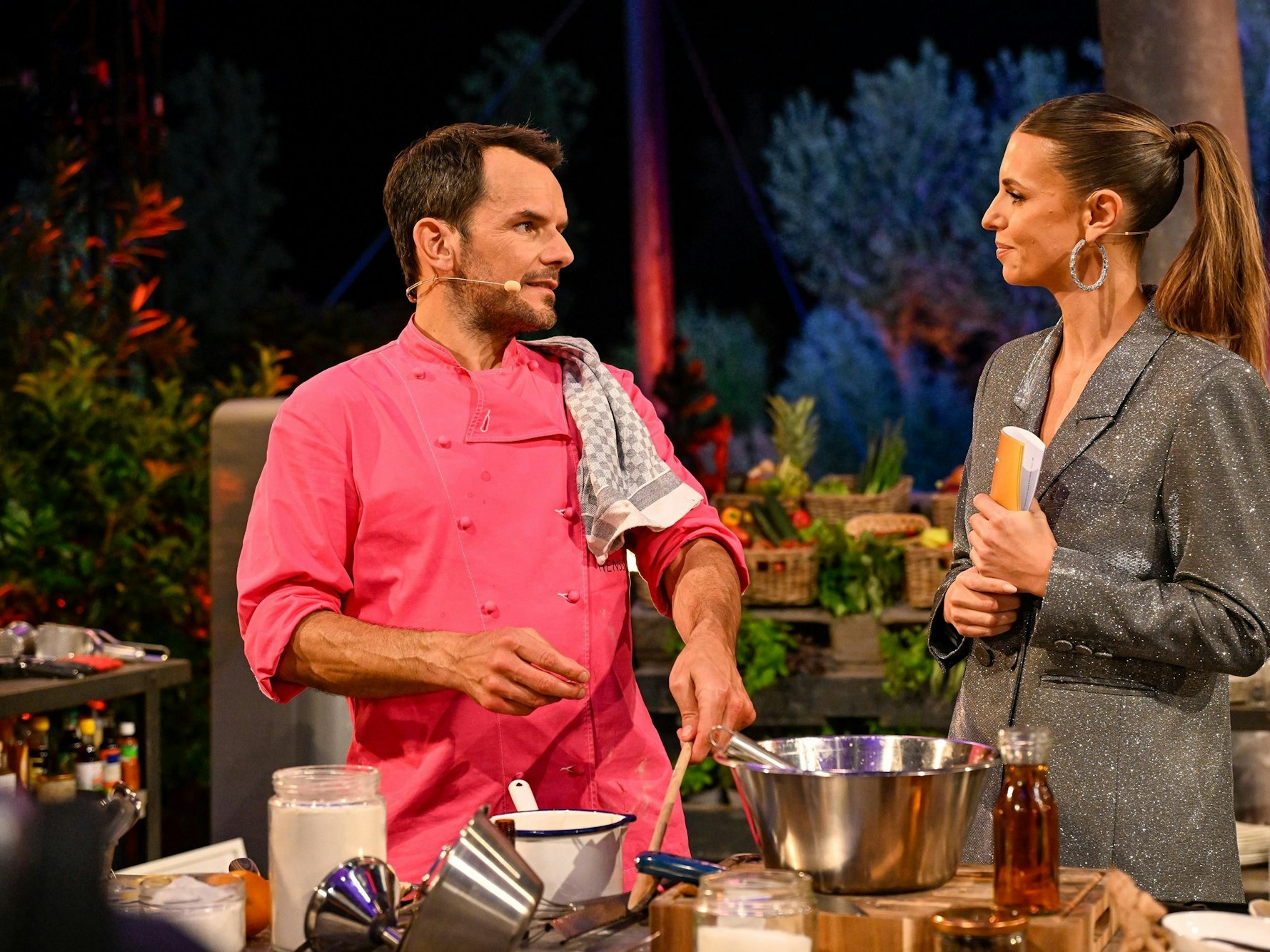 Steffen Henssler und Laurea Wontorra sind bei „Grill den Henssler“ und anderen VOX-Shows ein eingespieltes Team. (Bild: RTL / Frank W. Hempel)