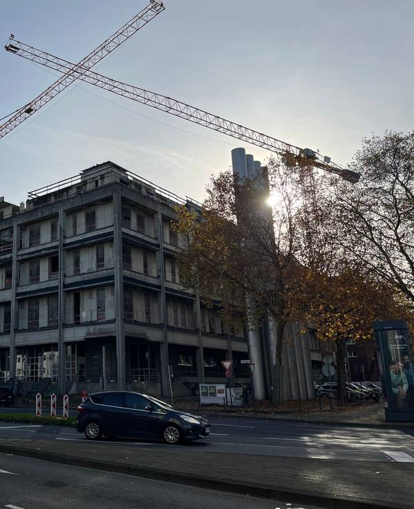 Blick auf die seit Jahren ruhende Baustelle an der Stolkgasse.