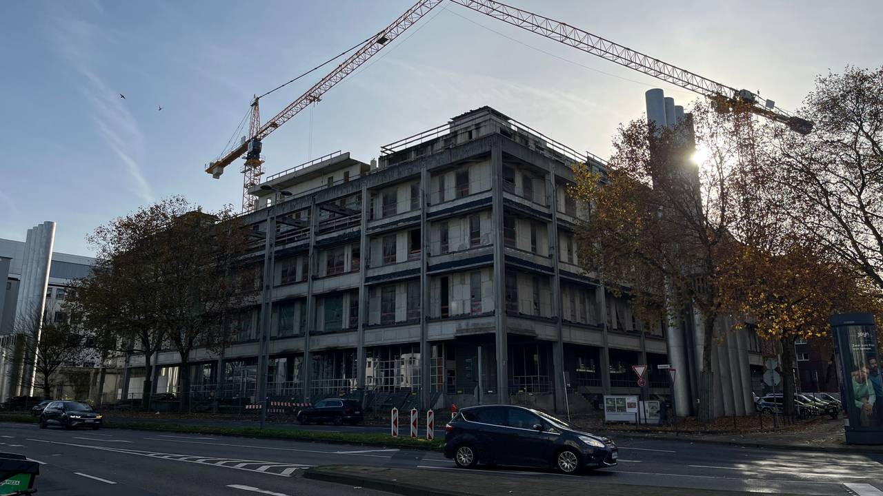 Blick auf die seit Jahren ruhende Baustelle an der Stolkgasse.