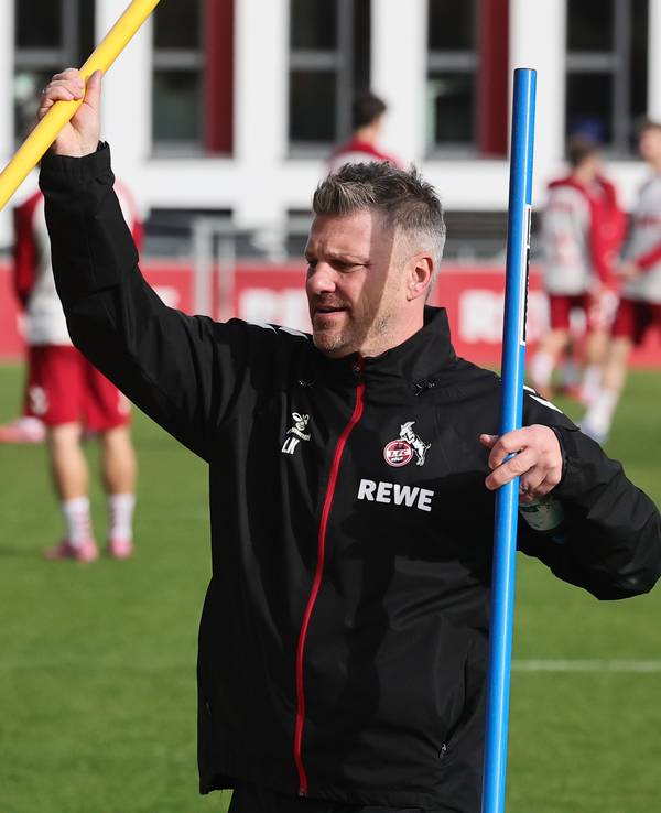 Lukas Kwasniok bereitet eine Trainingseinheit beim 1. FC Köln vor.