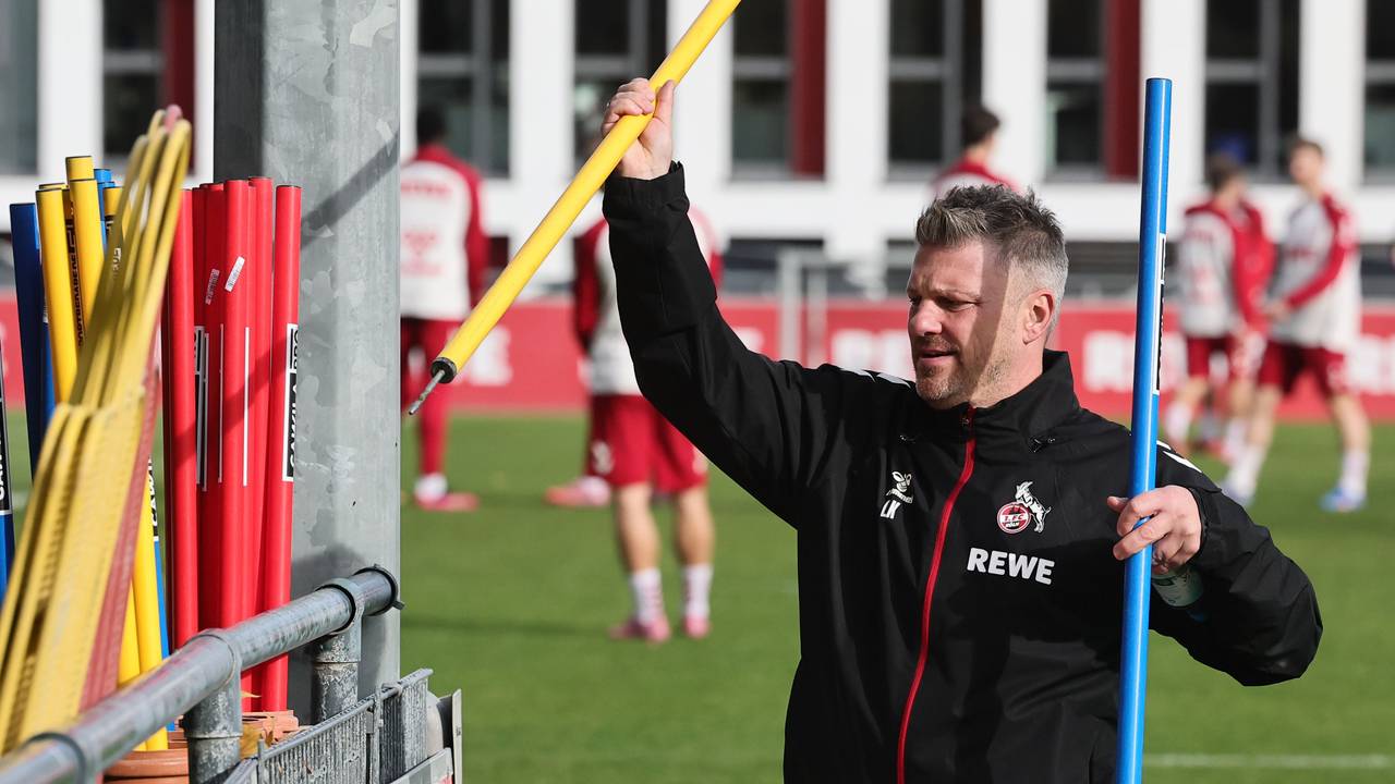 Lukas Kwasniok bereitet eine Trainingseinheit beim 1. FC Köln vor.
