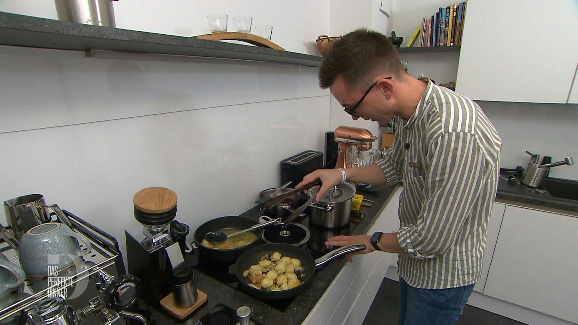 Die Kartoffelpralinen hat sich André anders vorgestellt. So will er sie lieber nicht servieren.
(Bild: RTL)