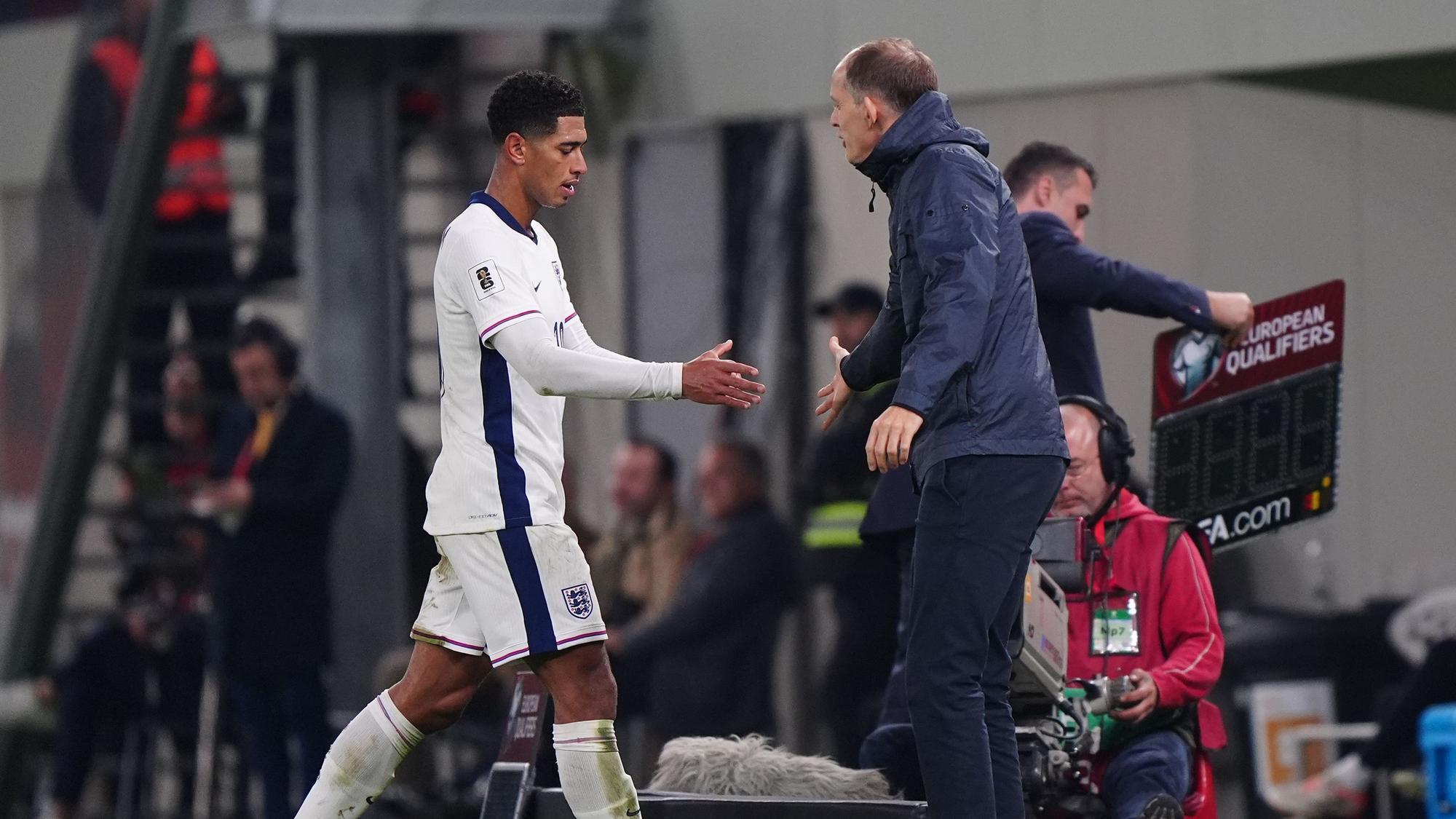 Klatscht während seiner Auswechslung frustriert mit Trainer Thomas Tuchel ab: Englands Jude Bellingham.