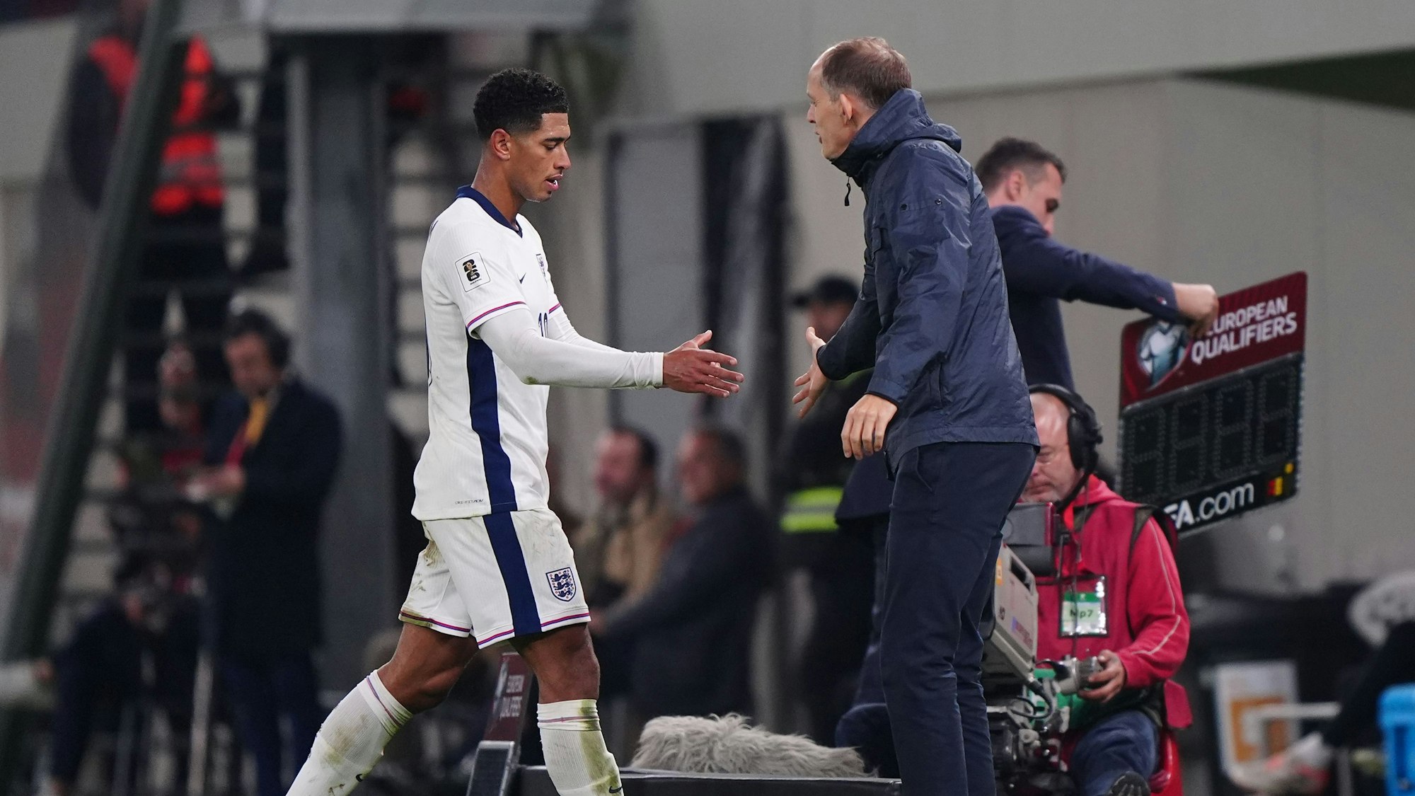 Klatscht während seiner Auswechslung frustriert mit Trainer Thomas Tuchel ab: Englands Jude Bellingham.