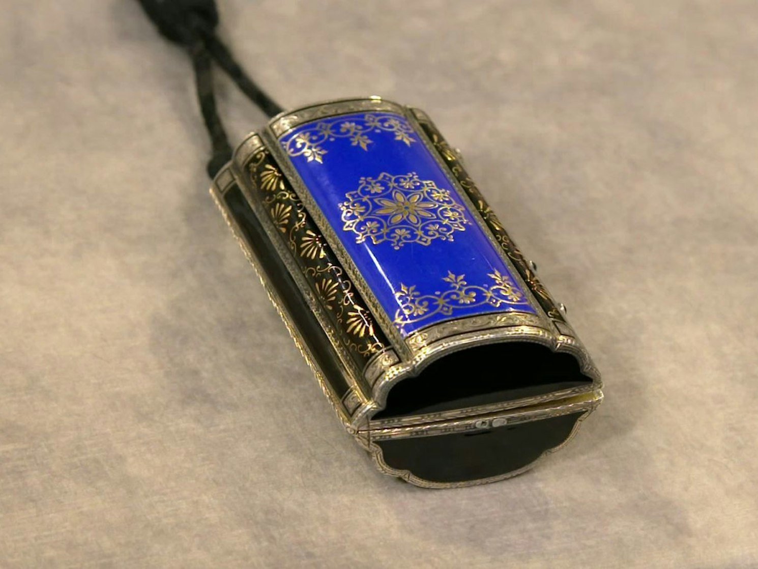 Eine Minaudière, kleines Tanz-Täschchen, aus emailliertem Sterlingsilber datierte Colmar Schulte-Goltz laut Punze auf 1927. Gewünscht wurden 400 Euro. Doch der Experte schätzte den Wert sogar auf 450 bis 500 Euro. Anaisio Guedes zahlte letztlich 800 Euro. (Bild: ZDF)