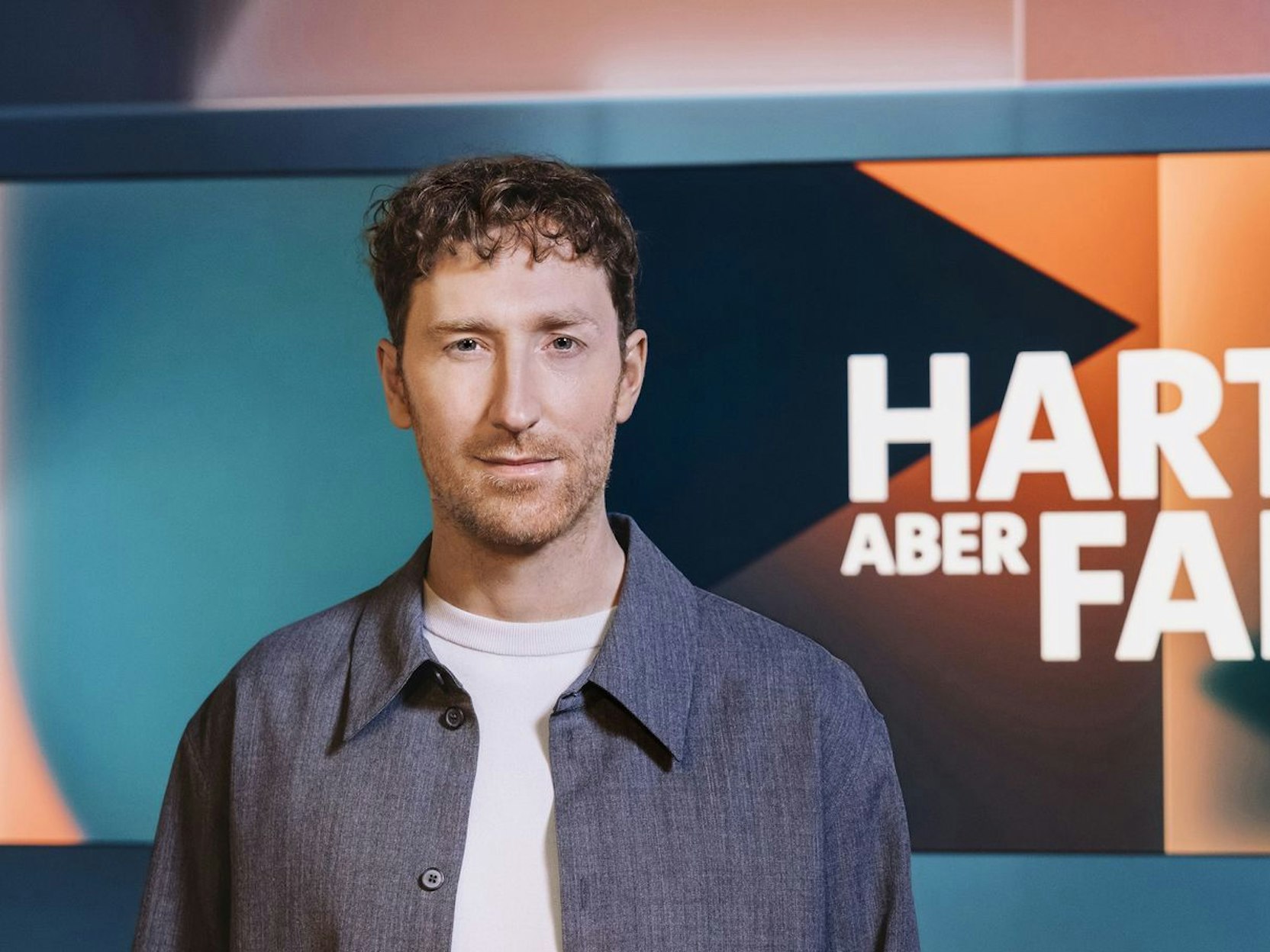 Louis Klamroth führt seit 2023 durch den ARD-Polit-Talk „Hart aber fair“. (Bild: WDR / Julia Sellmann)