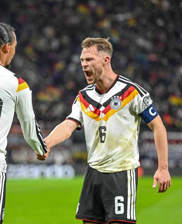 Leroy Sané und Joshua Kimmich feiern ein deutsches Tor.