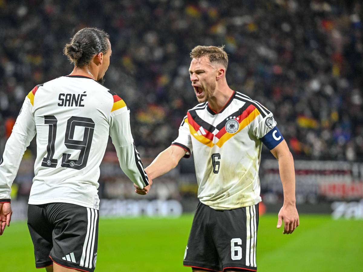 Leroy Sané und Joshua Kimmich feiern ein deutsches Tor.