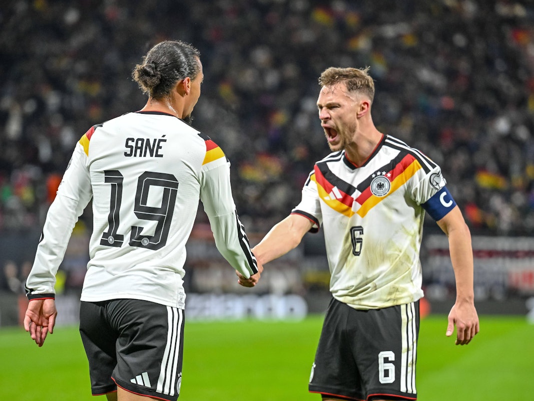 Leroy Sané und Joshua Kimmich feiern ein deutsches Tor.