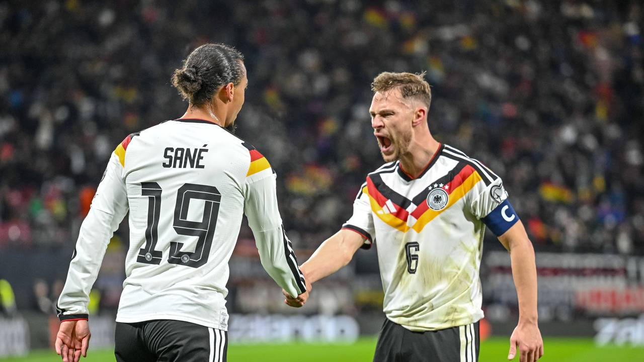 Leroy Sané und Joshua Kimmich feiern ein deutsches Tor.