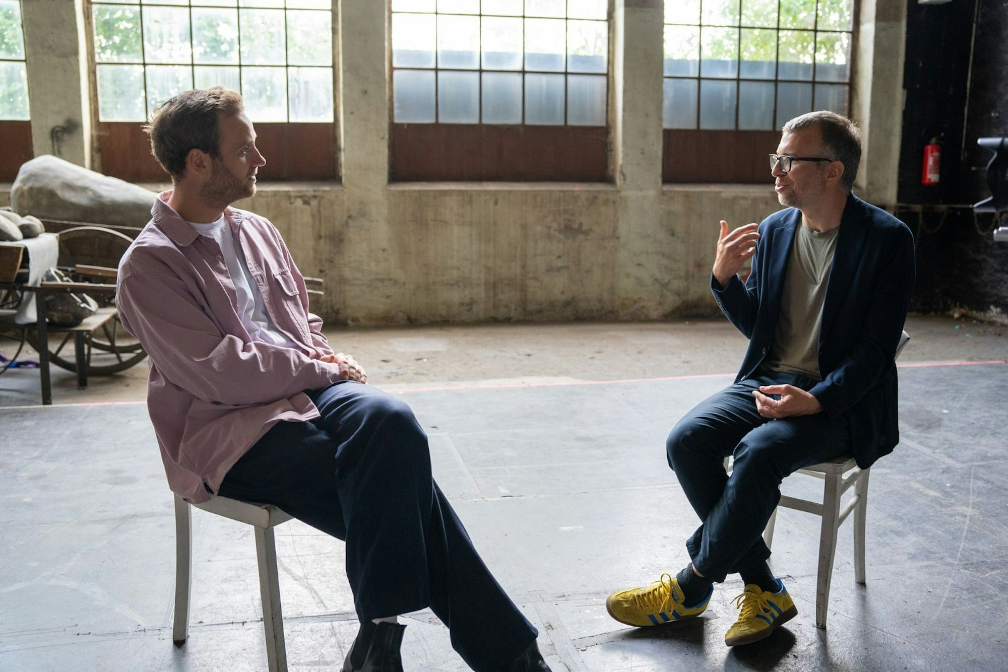 Wissenschaftler Julian Genner (rechts) forscht unter anderem über Prepper. (Bild: ZDF / Marius Fuchtmann)