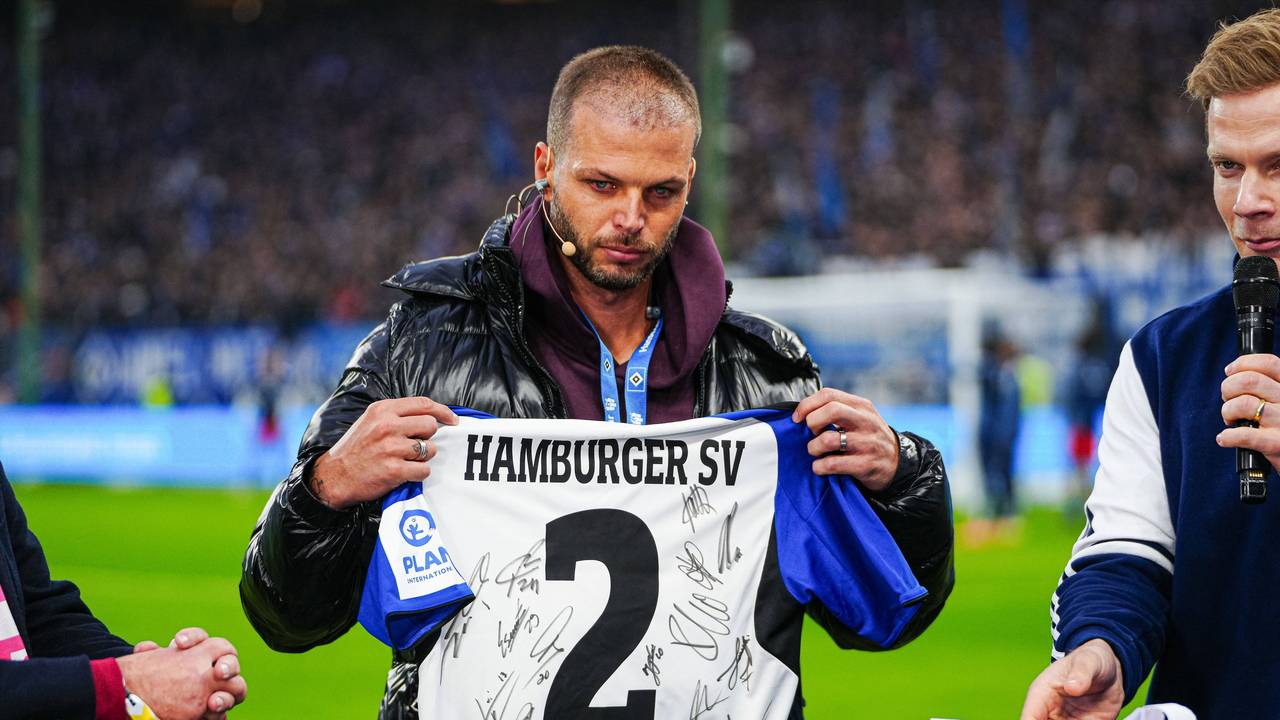 Dennis Diekmeier hält ein unterschriebenes HSV-Trikot hoch und hat dabei Tränen in den Augen.