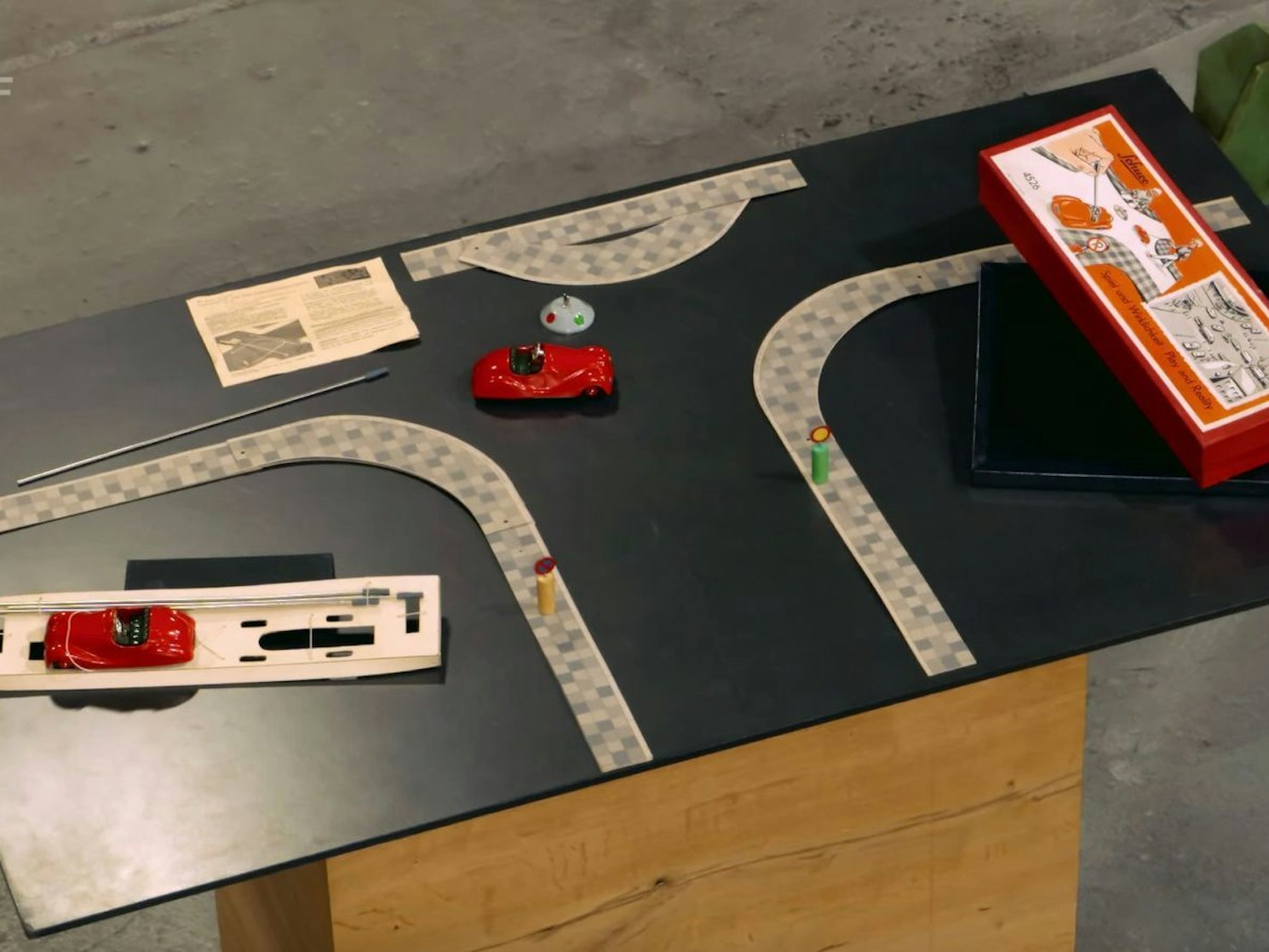 „Da läuft mir das Wasser im Mund zusammen“, träumte Lichter selbst schon von Weihnachten und Geschenken. Für ihr schönes Spielzeug samt Originalkarton wünschte sich die Verkäuferin jedenfalls 150 Euro. Doch das alte Spielzeug war sehr selten. (Bild: ZDF)