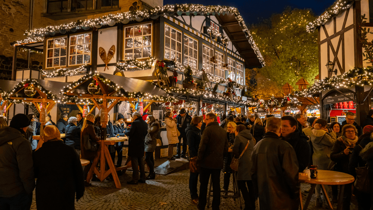 Ein Bild vom Weihnachtsmarkt auf dem Rudolfplatz.