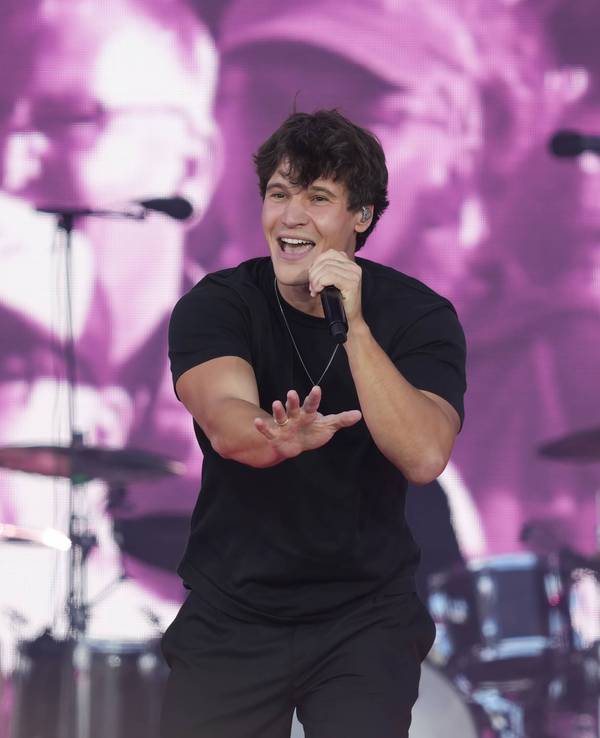 Wincent Weiss beim Auftritt auf der Bühne.