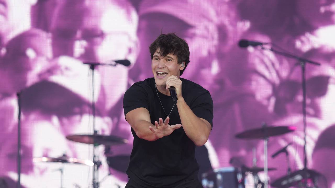 Wincent Weiss beim Auftritt auf der Bühne.