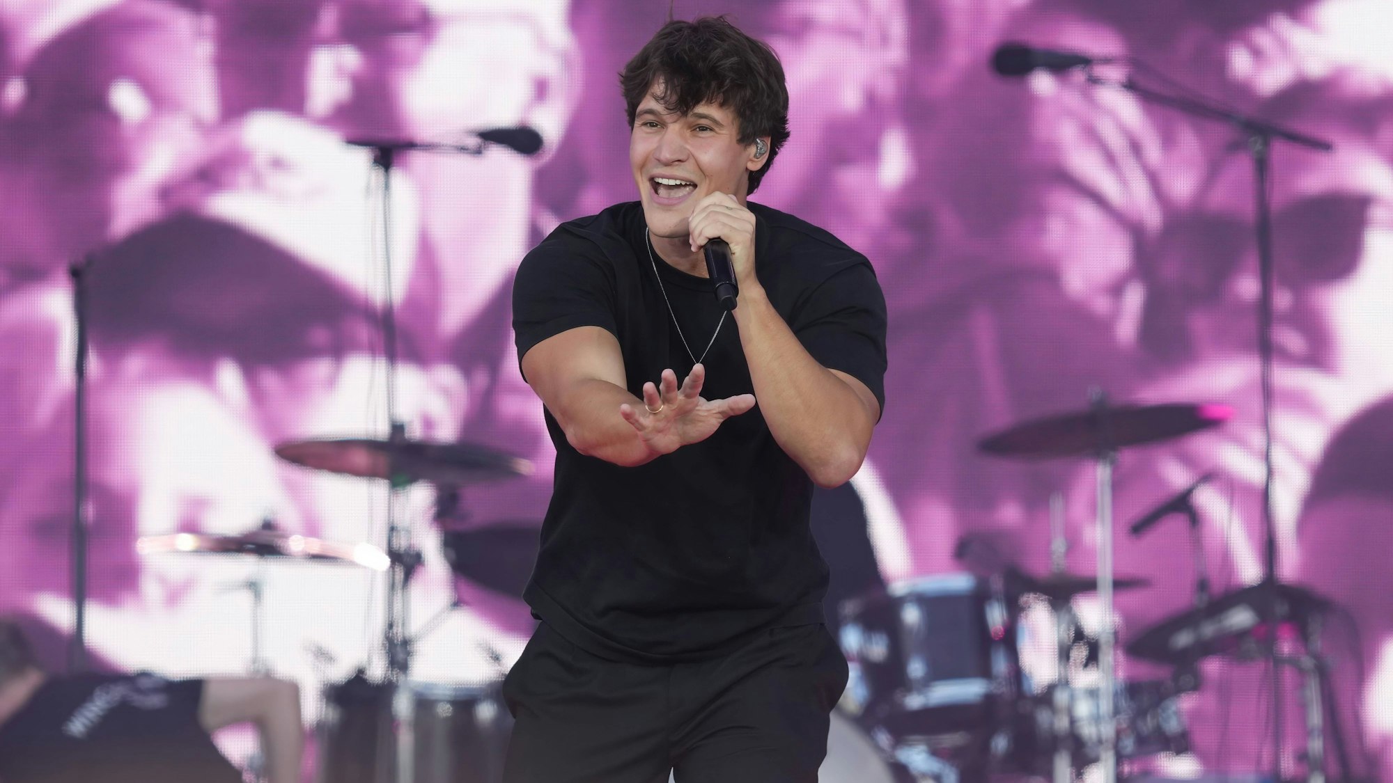 Wincent Weiss beim Auftritt auf der Bühne.