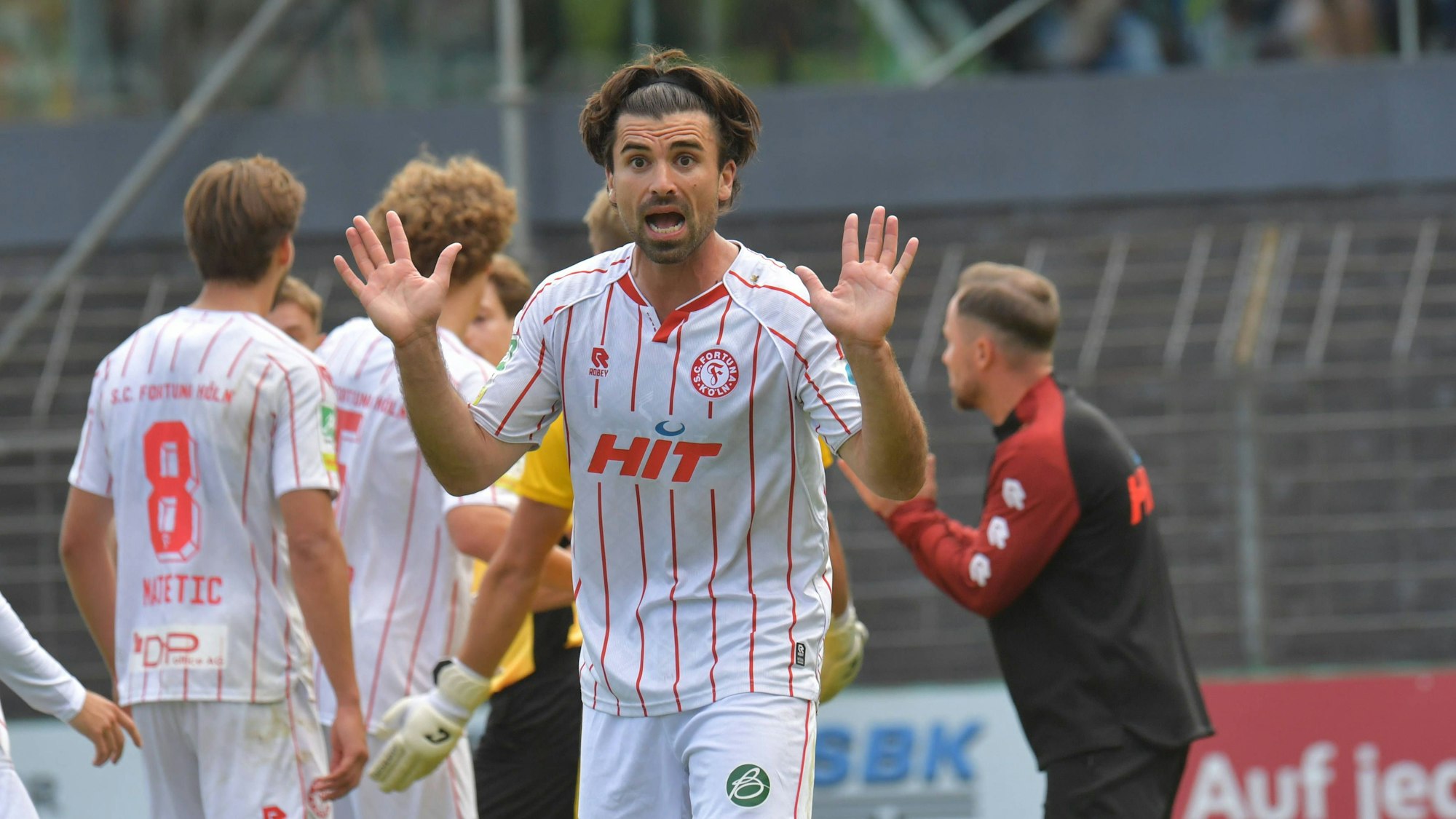 David Al-Azzawe gestikuliert bei einem Spiel von Fortuna Köln.