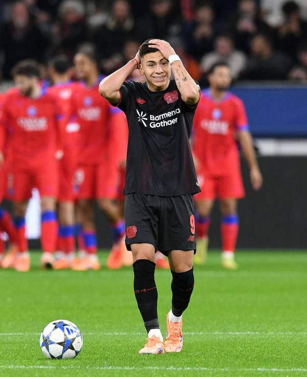 Claudio Echeverri ärgert sich über ein Gegentor für Bayer Leverkusen.