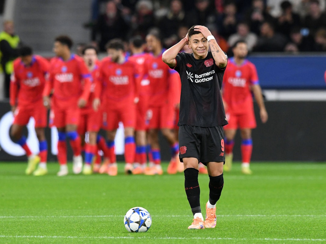 Claudio Echeverri ärgert sich über ein Gegentor für Bayer Leverkusen.