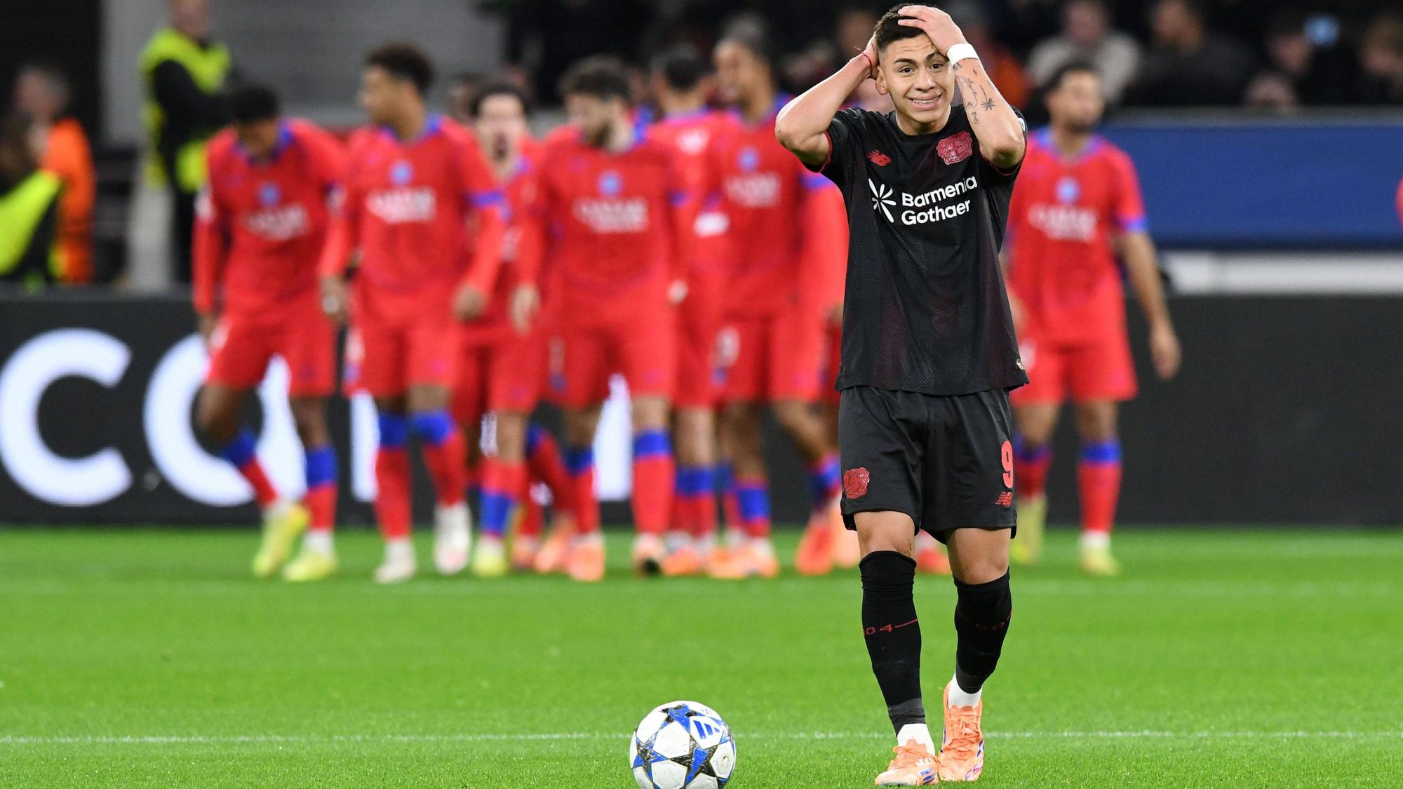 Claudio Echeverri ärgert sich über ein Gegentor für Bayer Leverkusen.