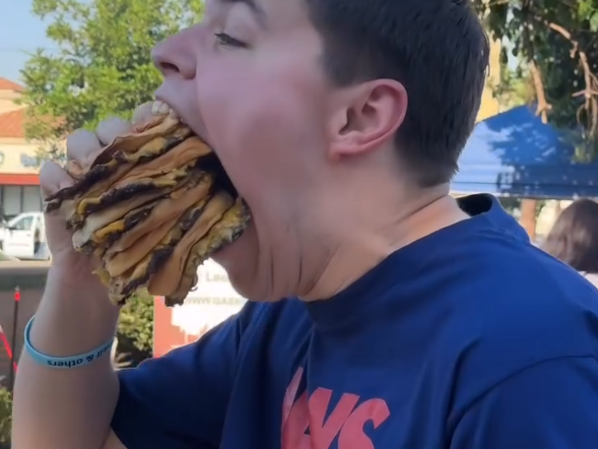 Isaac Johnson kann alles in seinen Mund schieben – auch einen Vierfach-Burger auf einmal.