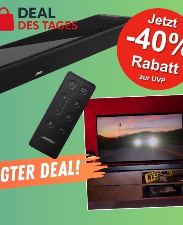 Bose Smart Ultra Soundbar mit Fernbedienung und aufgebaut unter einem Fernseher.