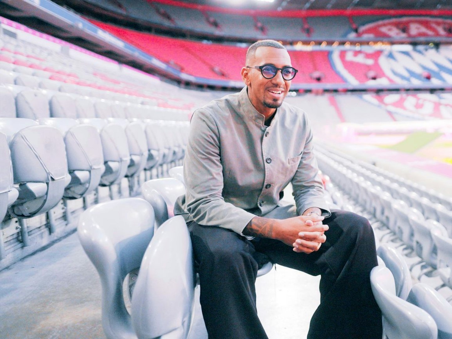 Jérôme Boateng hat seine Spieler-Karriere beendet und möchte zukünftig als Trainer arbeiten. Eine Hospitanz bei seinem Ex-Klub FC Bayern München scheiterte aber zuletzt. (Bild: BR/Flow media company GmbH/Johannes Straub)