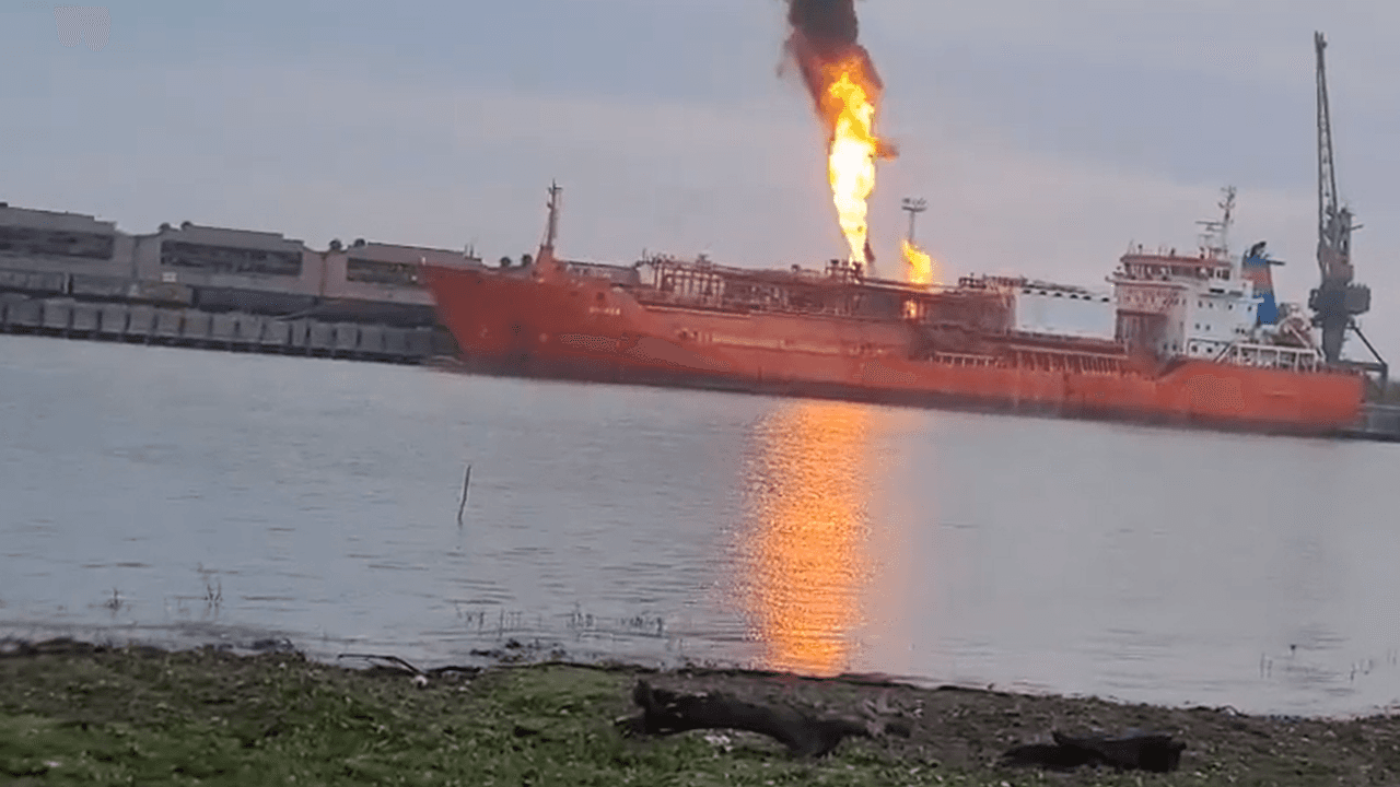 Bei einem nächtlichen russischen Angriff auf Izmail in der Region Odessa wurde ein Flüssiggastanker beschädigt.