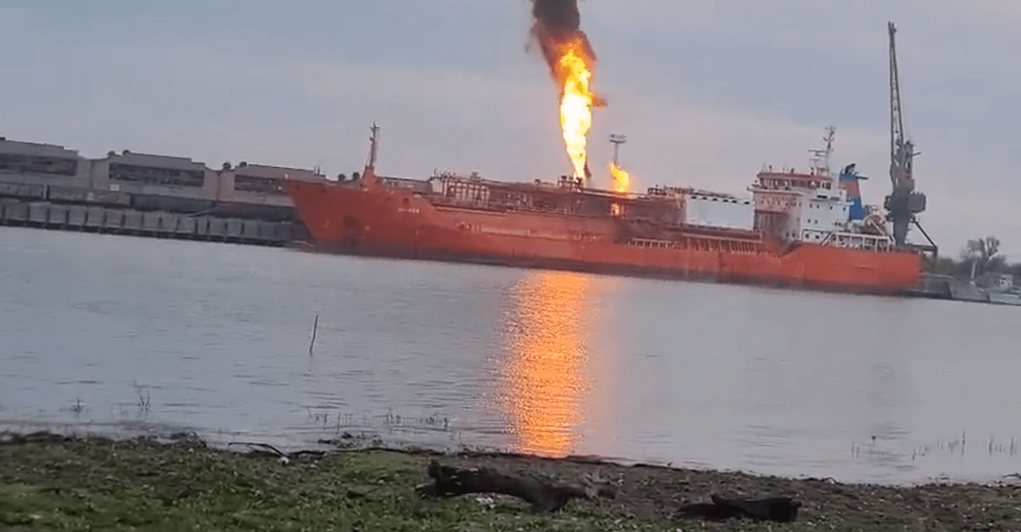 Bei einem nächtlichen russischen Angriff auf Izmail in der Region Odessa wurde ein Flüssiggastanker beschädigt.