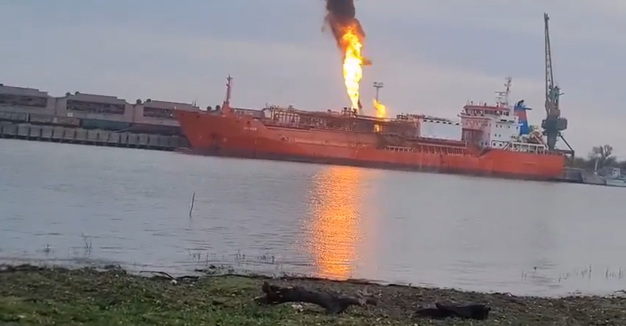 Bei einem nächtlichen russischen Angriff auf Izmail in der Region Odessa wurde ein Flüssiggastanker beschädigt.