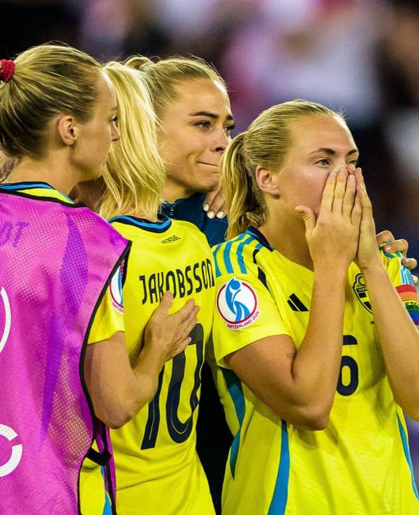Das schwedische Team um Magdalena Eriksson (r.) bei der Frauen-EM.