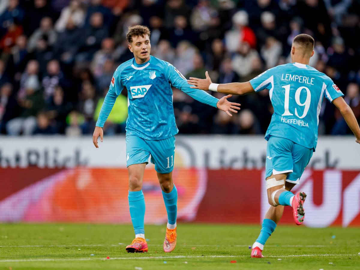 Fisnik Asllani und Tim Lemperle von der TSG 1899 Hoffenheim klatschen ab.