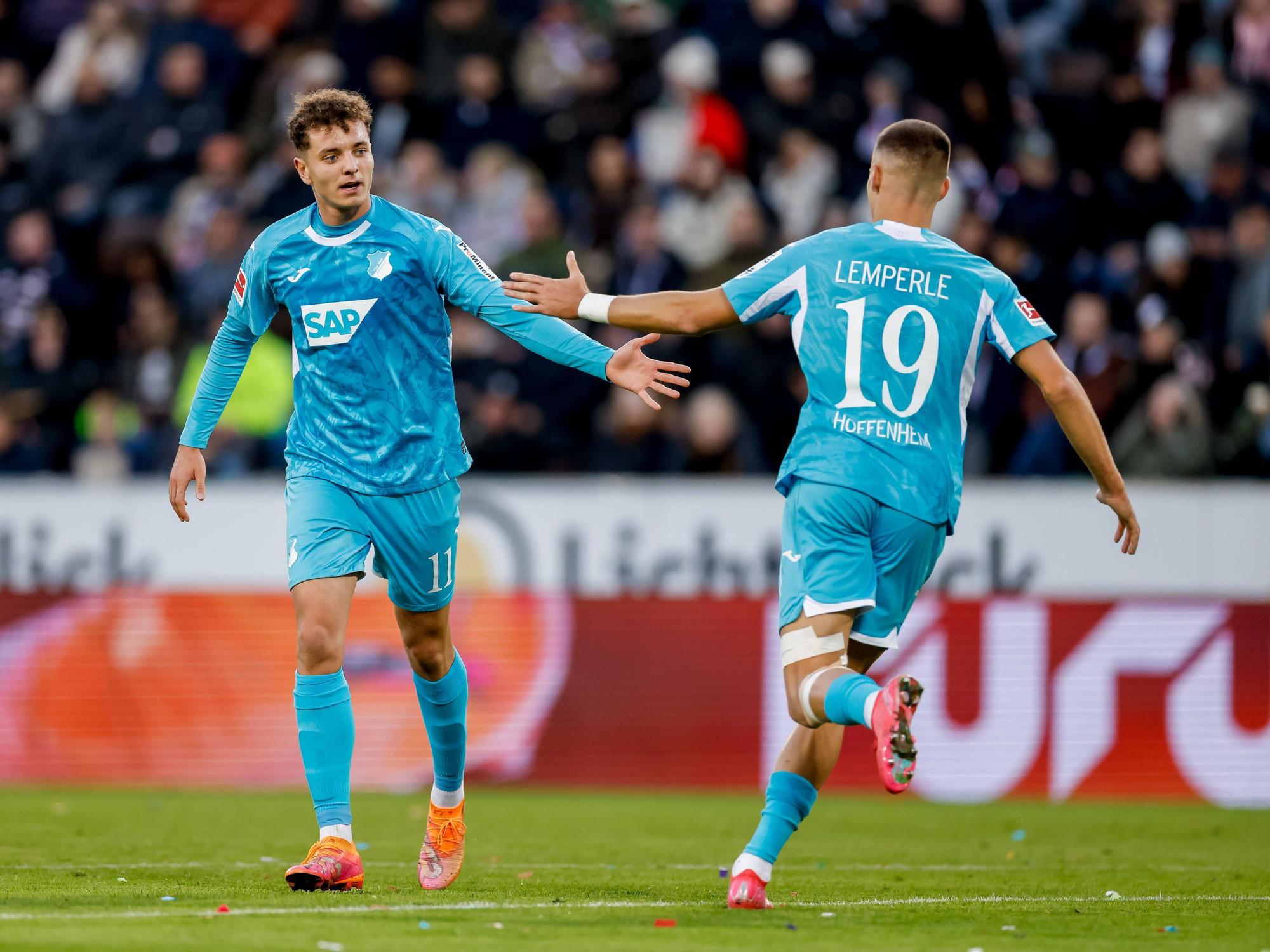Fisnik Asllani und Tim Lemperle von der TSG 1899 Hoffenheim klatschen ab.