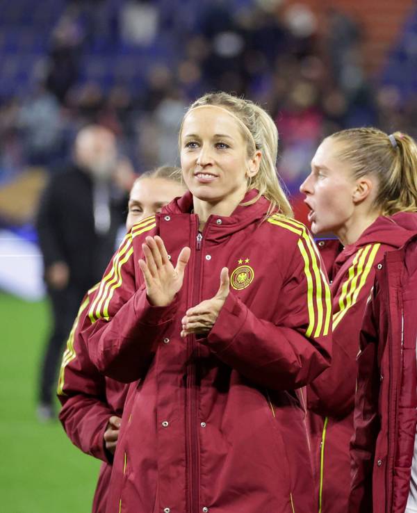 Kathrin Hendrich und Giulia Gwinn bedanken sich bei den Fans, Hendrich klatscht in die Hände.